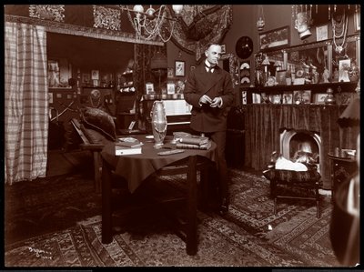 Will R. Barnes steht an einem Tisch in seinem Studio, 1903 von Byron Company
